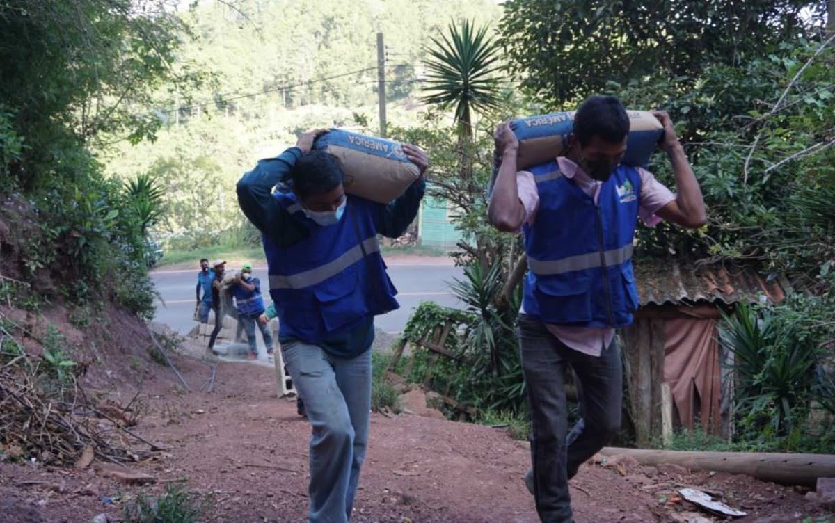 Fuerza Honduras II llega al municipio de Santa Lucía con ayuda a pobladores 