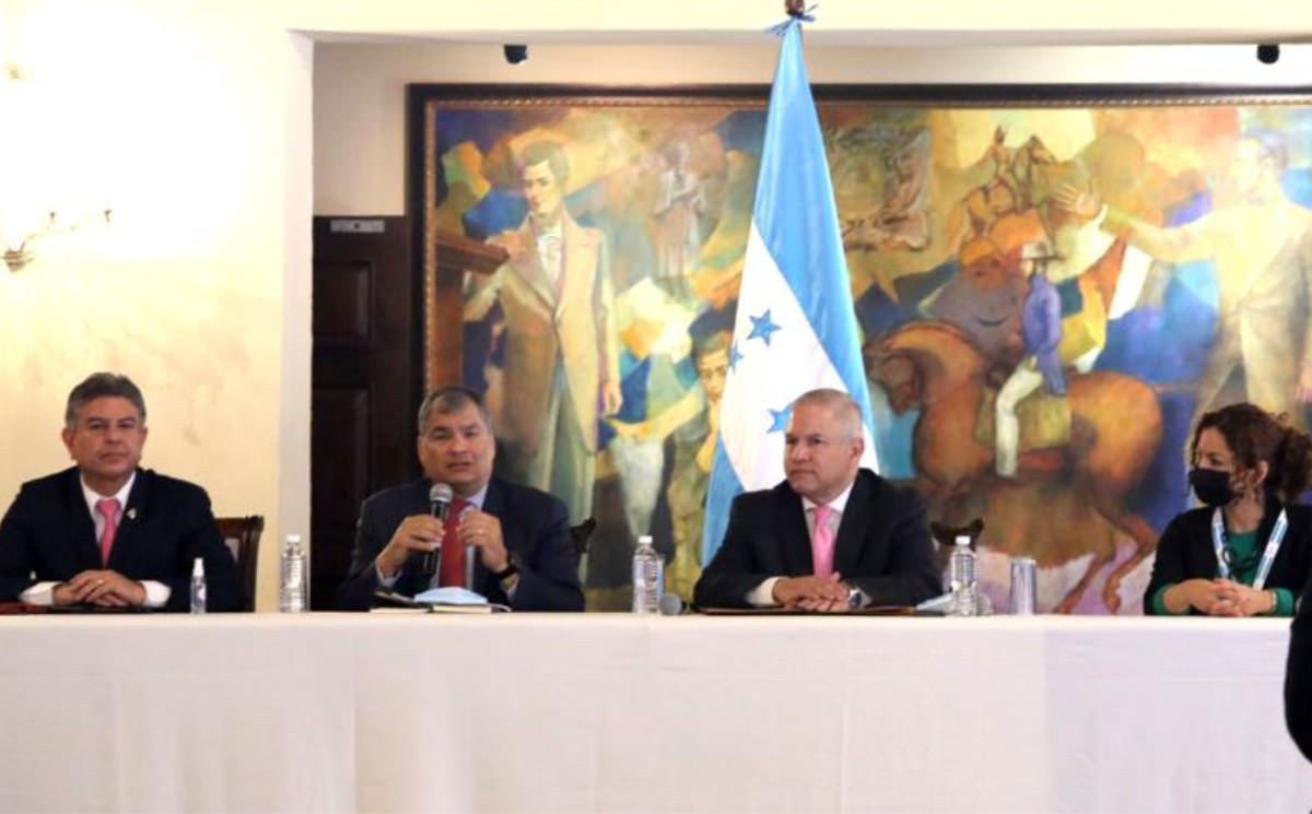 Secretario de Gobernación, Justicia y Descentralización, Tomás Vaquero asistió a Comparecencia de Prensa del expresidente de Ecuador Rafael Correa 