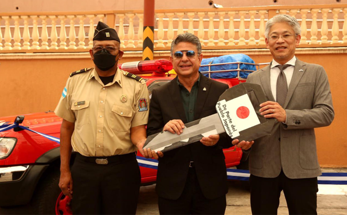 Japón dona al Cuerpo de Bomberos tres vehículos acondicionados para el combate de incendios
