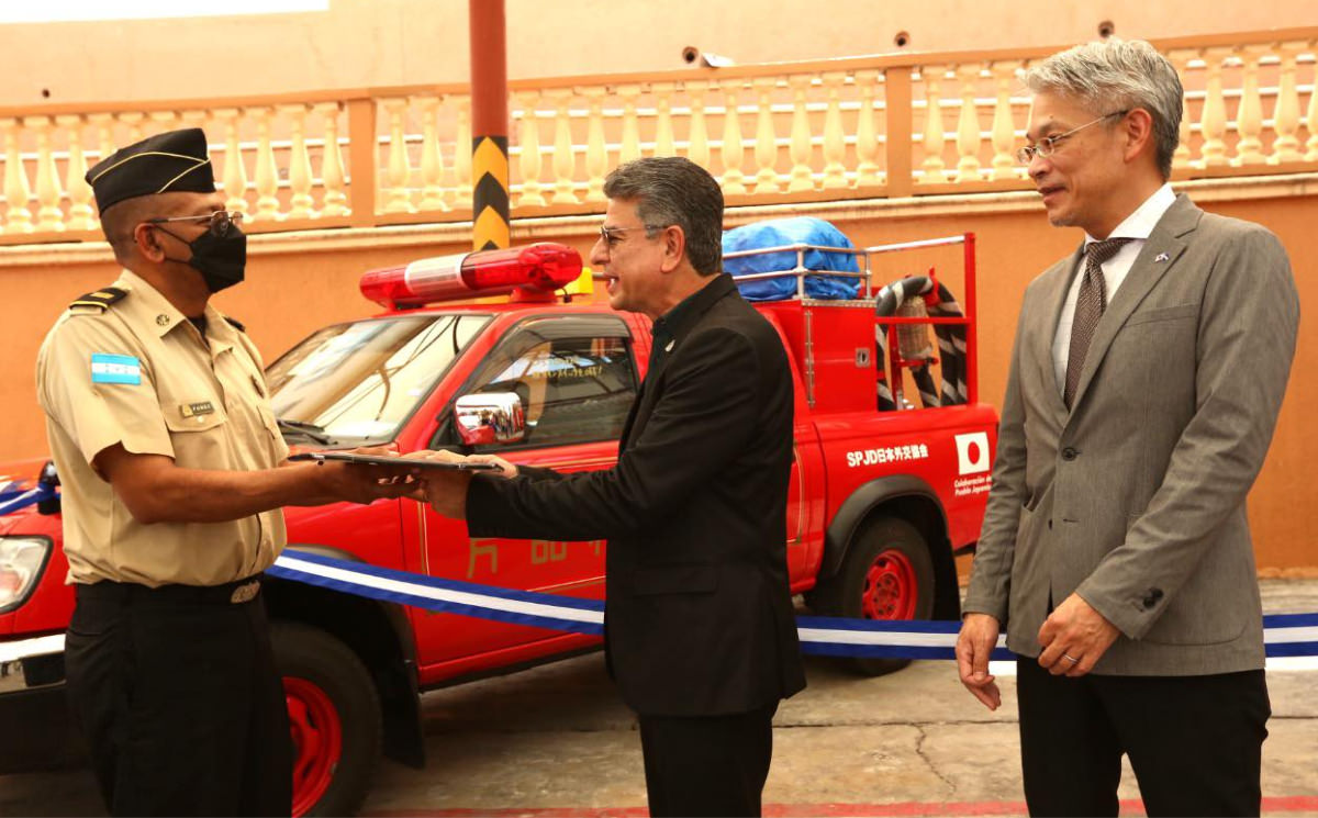 Japón dona al Cuerpo de Bomberos tres vehículos acondicionados para el combate de incendios