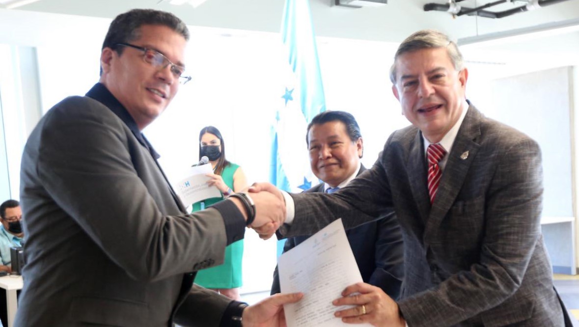 Unos 32 extranjeros reciben nacionalidad hondureña por naturalización