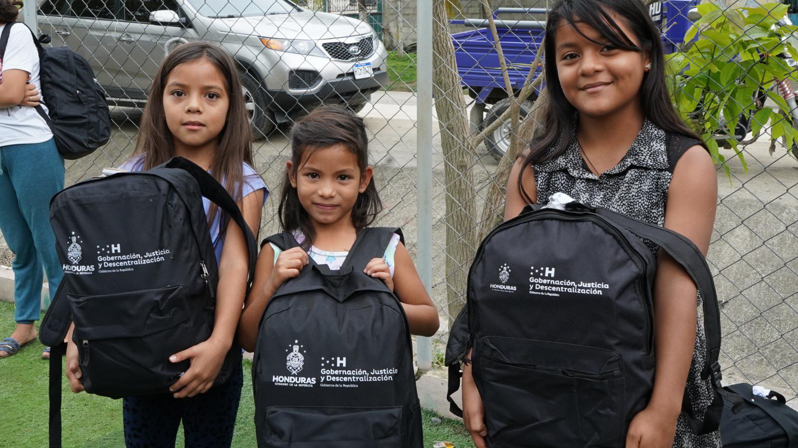Ministro de SEGOB, Tomás Vaquero entregó 200 mochilas a niños y niñas de escasos recursos para iniciar el año escolar