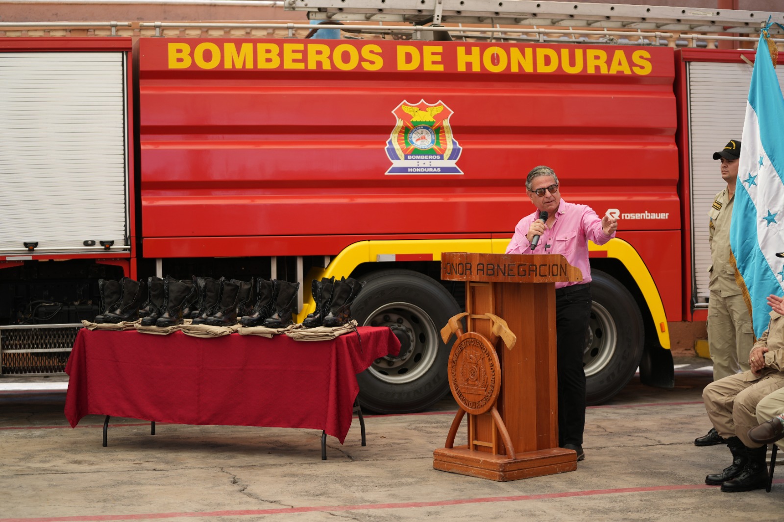 Secretaría de Gobernación entregó uniformes al Cuerpo de Bomberos de Honduras