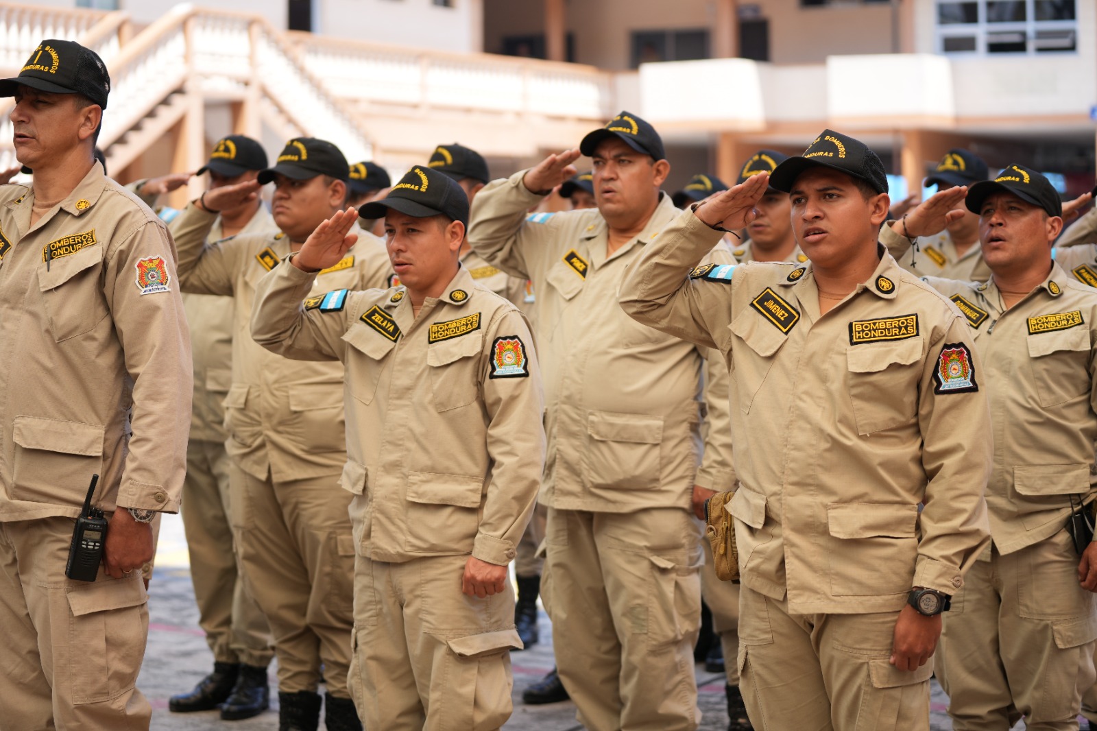 Secretaría de Gobernación entregó uniformes al Cuerpo de Bomberos de Honduras