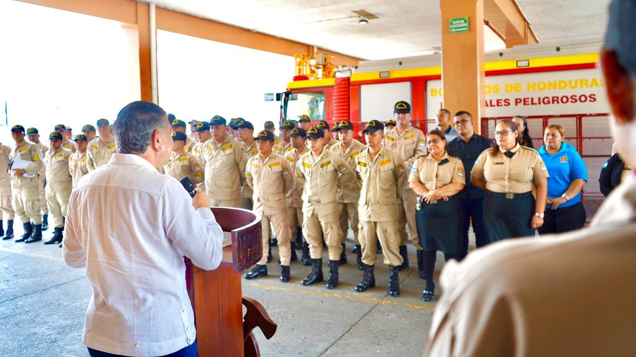 Gobierno de la Presidenta Xiomara Castro aprueba aumento salarial que oscila entre tres mil y dos mil lempiras para  los Bomberos