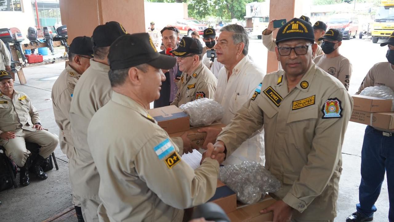 Gobierno de la Presidenta Xiomara Castro entregó equipamiento logístico al Cuerpo de Bomberos de Honduras 