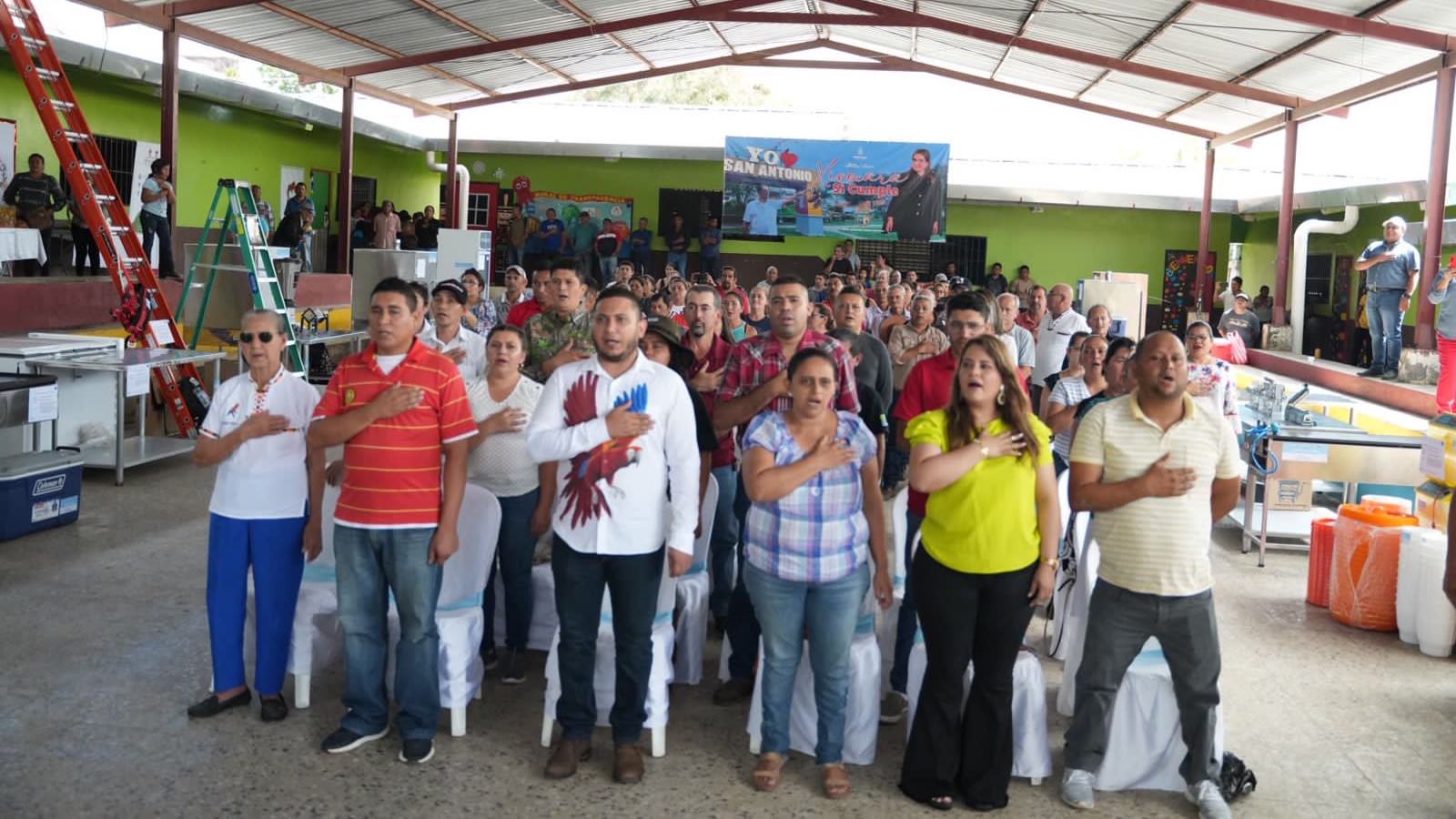 Gobierno Solidario de la presidenta Xiomara Castro hace entrega de equipo e insumos a 25 emprendedores del municipio de San Antonio de Cortes