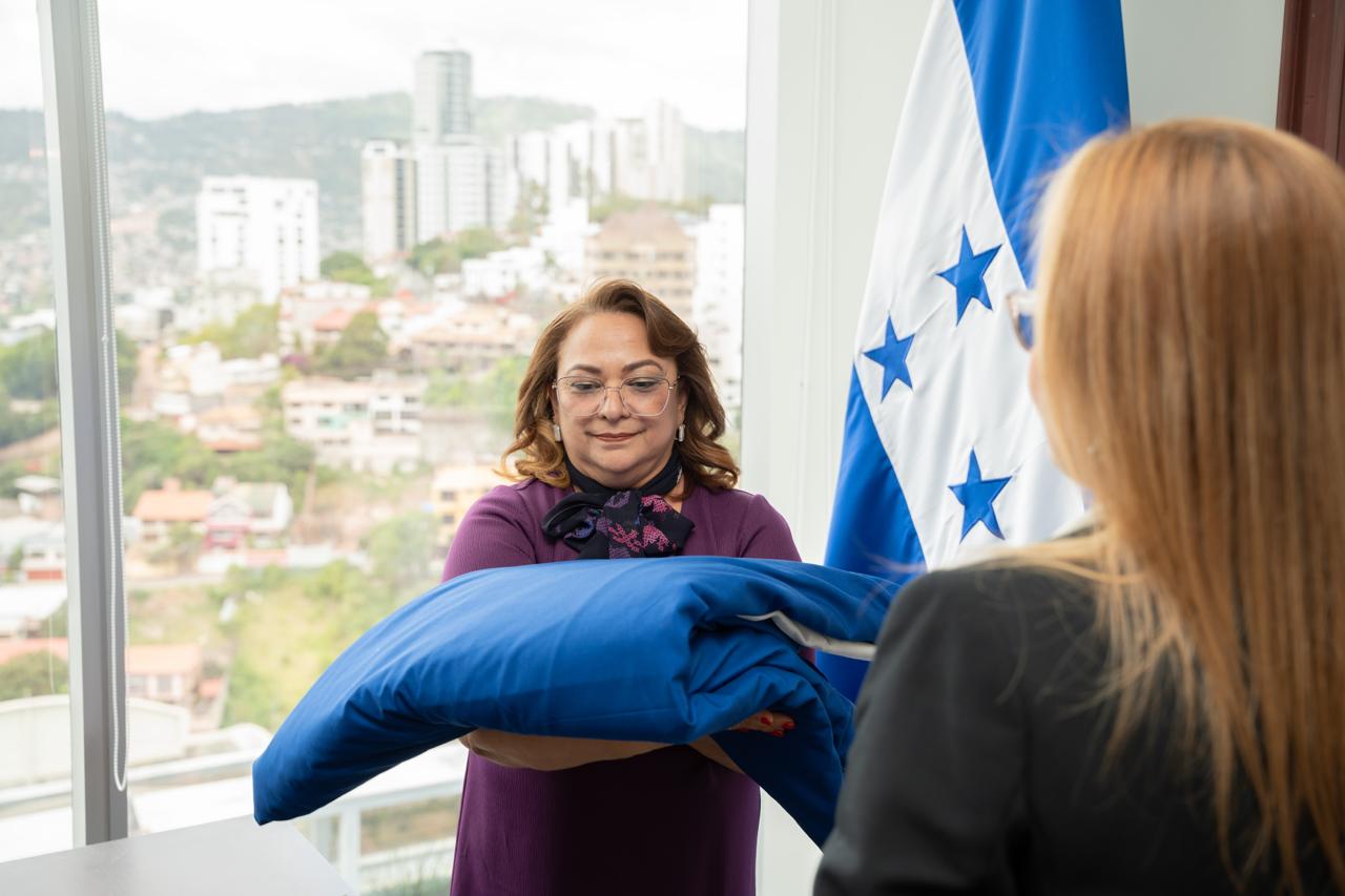 Gobernación entrega a Educación el Pabellón Nacional que ondeará al iniciar el Mes de la Patria