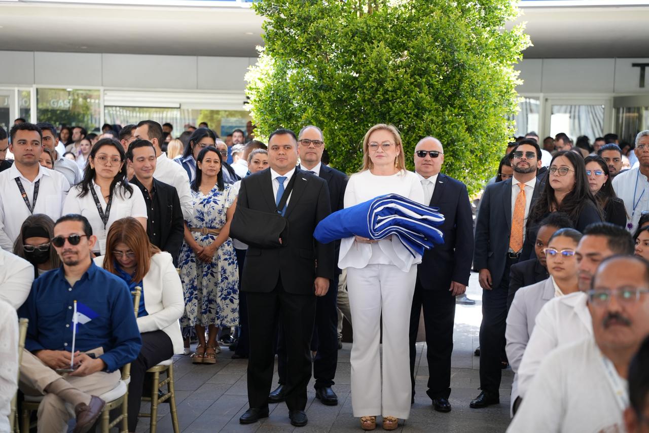Fervor patriótico une a las instituciones del Estado en la conmemoración  del Día de la Bandera Nacional