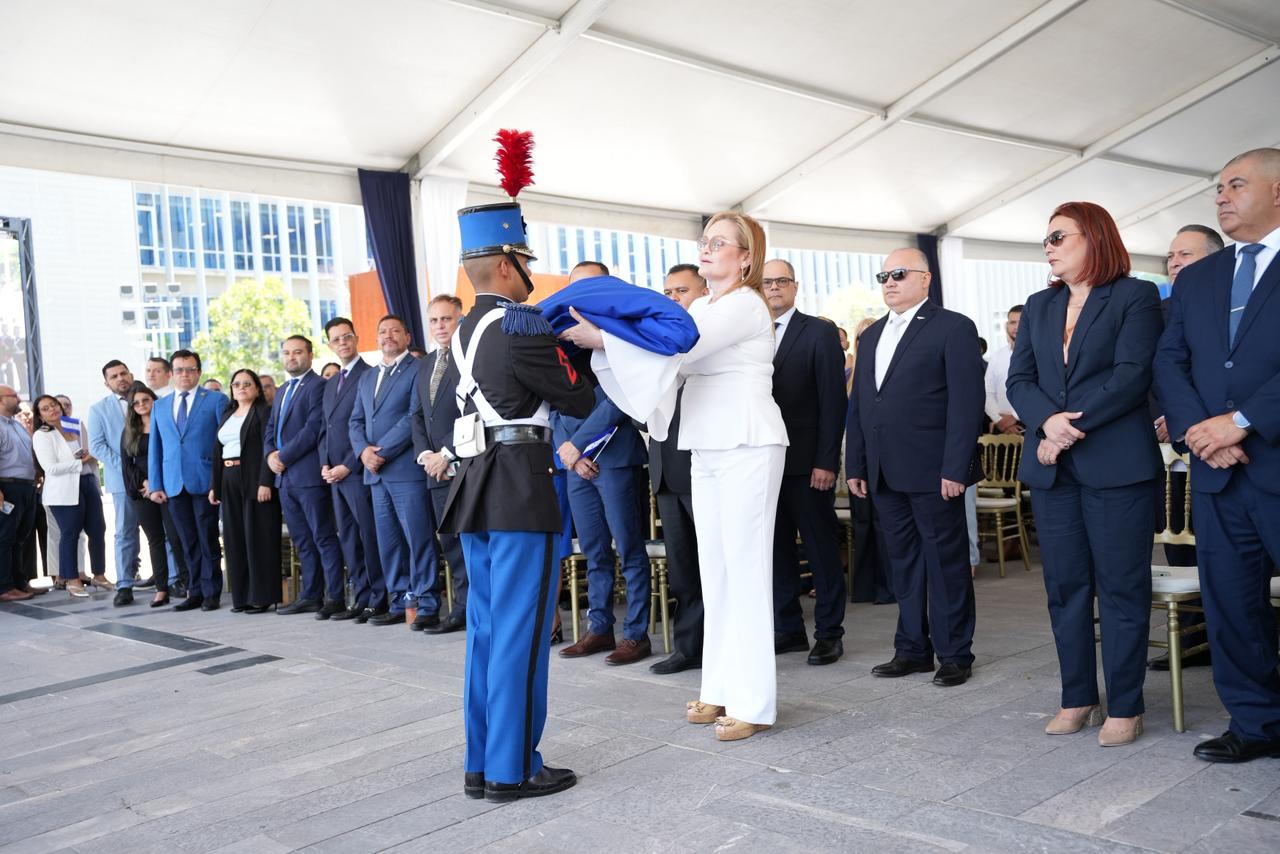 Fervor patriótico une a las instituciones del Estado en la conmemoración  del Día de la Bandera Nacional