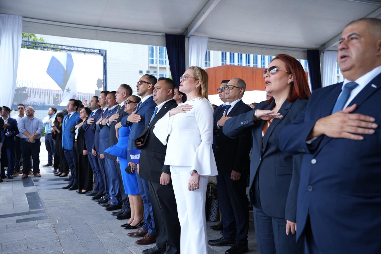 Fervor patriótico une a las instituciones del Estado en la conmemoración  del Día de la Bandera Nacional