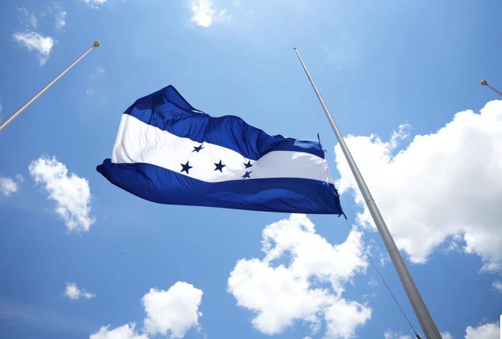 Fervor patriótico une a las instituciones del Estado en la conmemoración  del Día de la Bandera Nacional