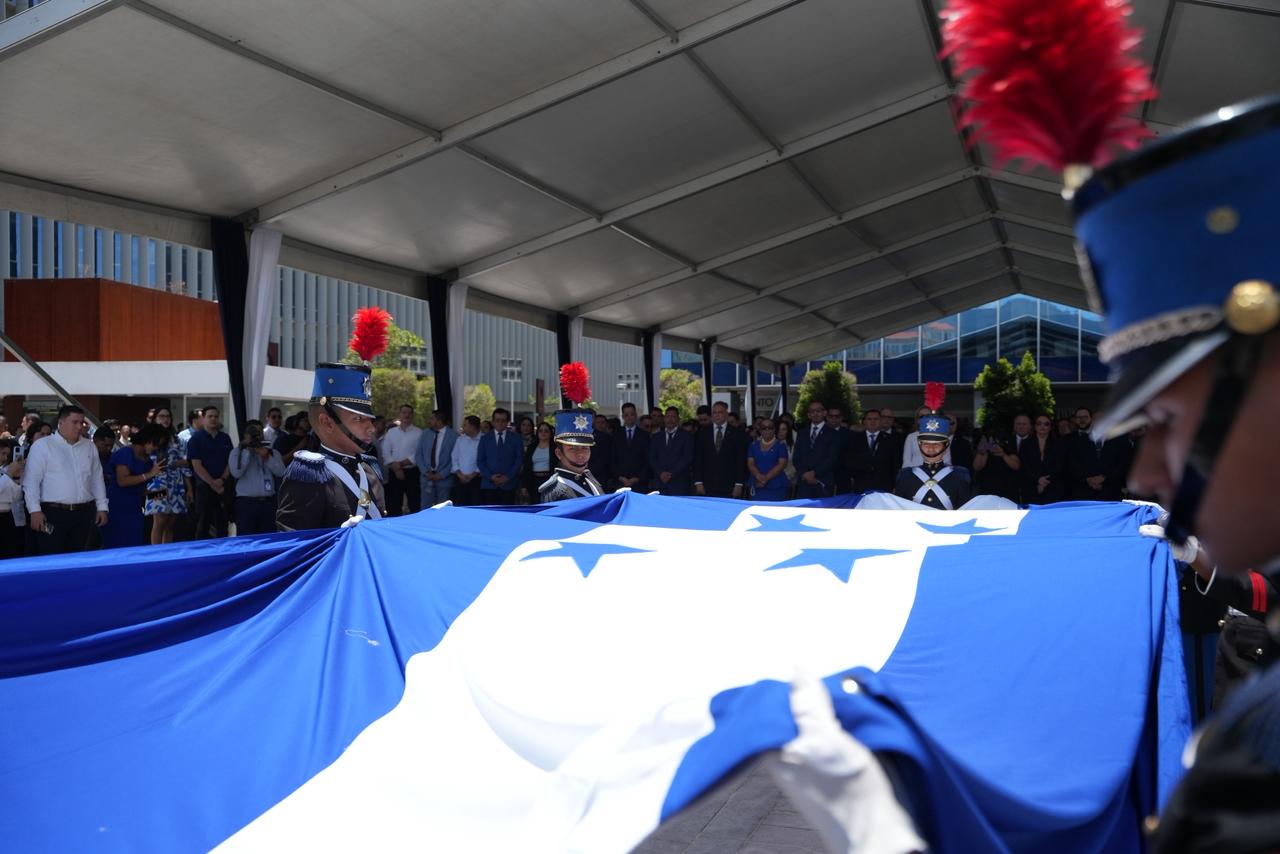 Fervor patriótico une a las instituciones del Estado en la conmemoración  del Día de la Bandera Nacional