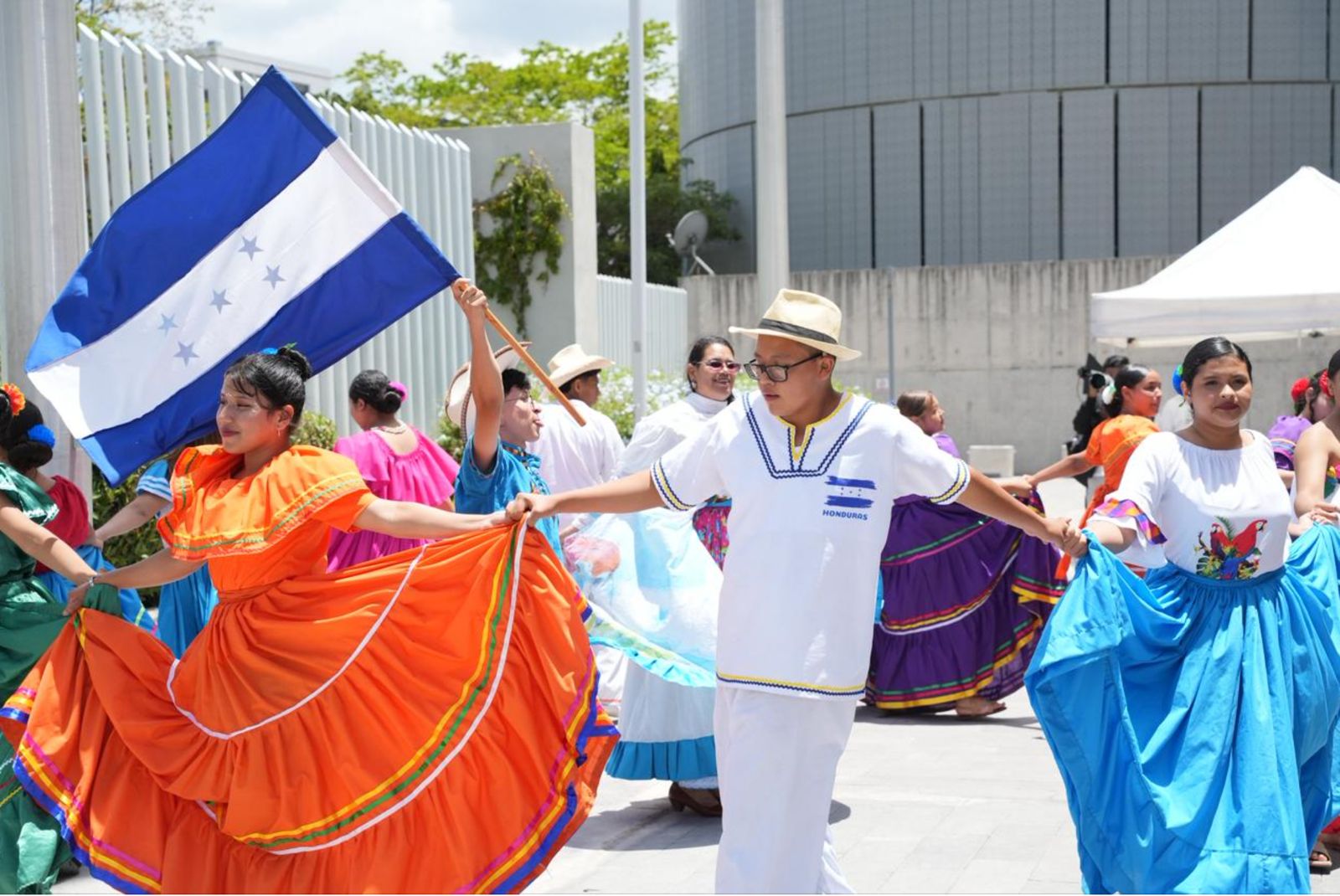 Fervor patriótico une a las instituciones del Estado en la conmemoración  del Día de la Bandera Nacional